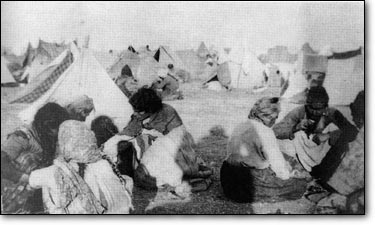 Zorunlu göç sırasında bir Ermeni kampı.