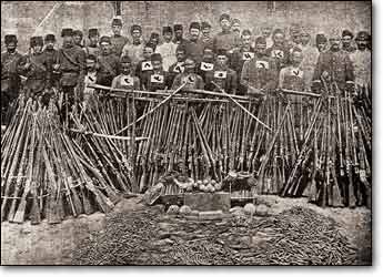 Yl 1915: Diyarbakr'da yakalanan Ermeni komitaclar, silah ve bombalaryla.