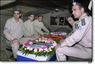 Tel Aviv'de otobs saldrsnda len bir askerin cenazesi